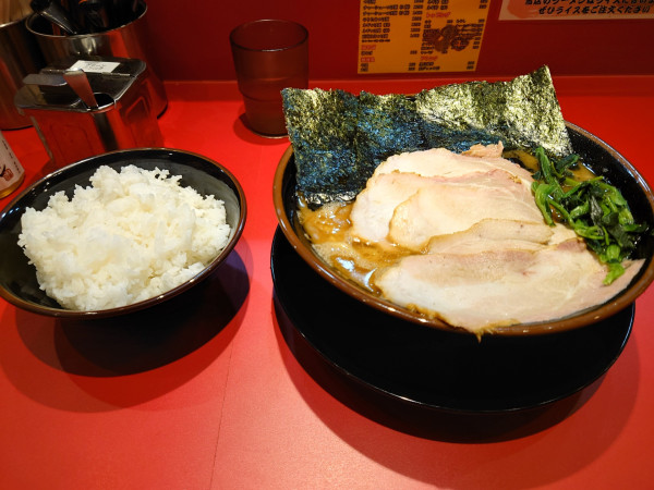 「チャーシュー麺大盛り  ライス大      多め」@王道家味の継承店 カズ家の写真