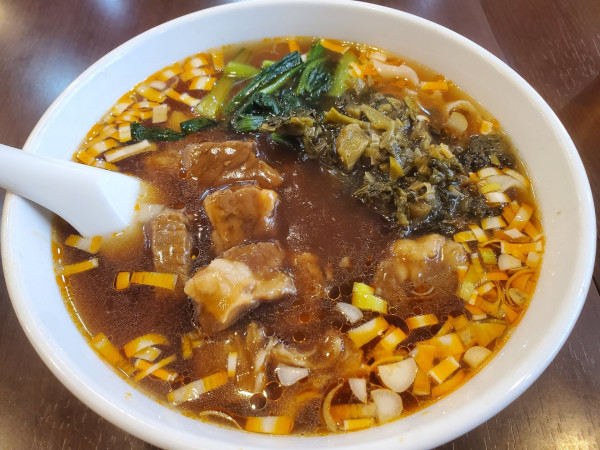 「牛バラ刀削麺」@美食苑の写真