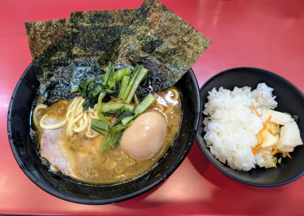 「ラーメン+味玉+ライス」@家系総本山 ラーメン吉村家の写真