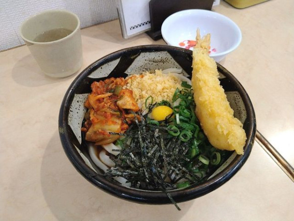 「天ぷらぶっかけ・キムチトッピング」@ふるいち 仲店の写真