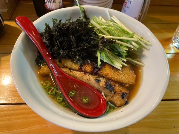 「炭焼きハラスらーめん（青唐醤油）1,000円+小ご飯（15時まで」@らーめん白椿の写真