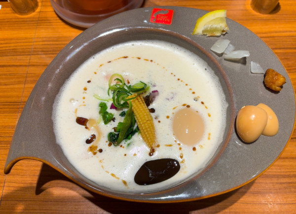 「鶏白湯 BLACK (味玉トッピング)」@RAMEN FACTORY TORISETSUの写真