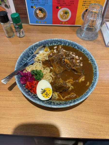 「牛タンサガリカレーまぜそば（1500円）」@鶏Soba Toraやの写真
