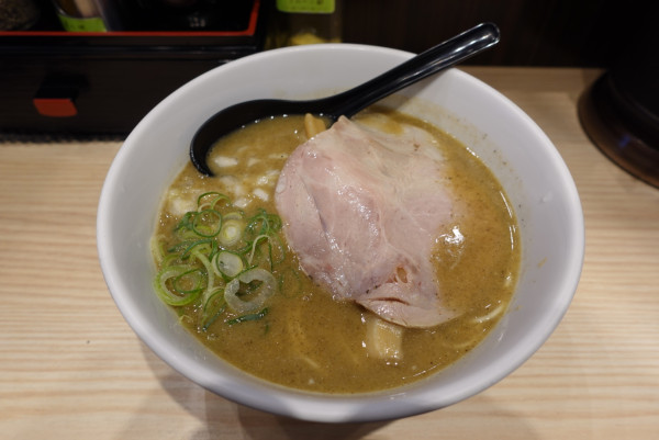 「煮干鶏白湯らぁめん（900円）+大盛（100円）」@小杉らぁめん 夢番地の写真