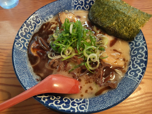 「博多黒とんこつ 全部のせ＋替え玉」@博多ラーメン鶴亀堂 三芳藤久保店の写真