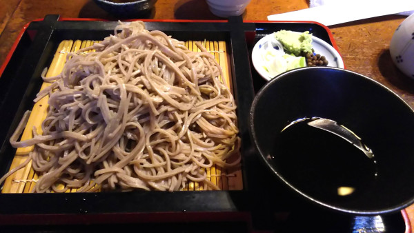 「手打ちざるそば（大盛　野沢菜おやき付　1,550円）」@水車小屋の写真