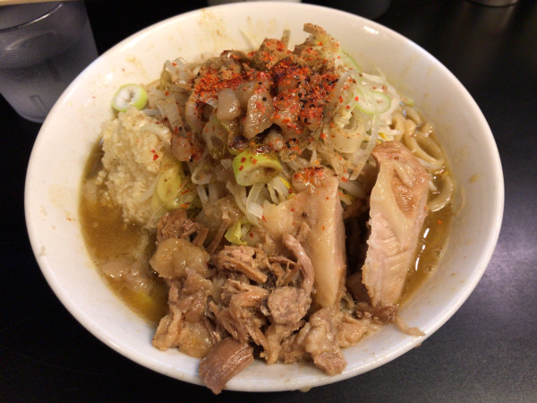 「カレーらーめん(ニンニク、アブラ、ネギ、魚粉) 780円」@豚ラーメン 蕨本店の写真