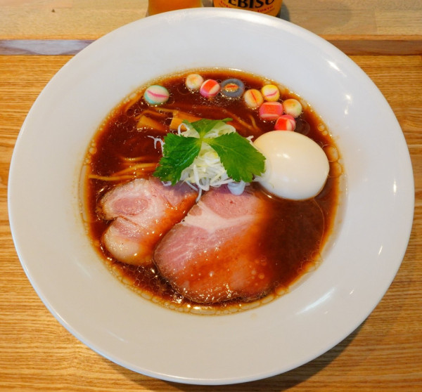 「【本店限定麺】宍道湖しじみ赤だし中華蕎麦＋味玉＋瓶ビール」@宍道湖しじみ中華蕎麦 琥珀 東京本店の写真