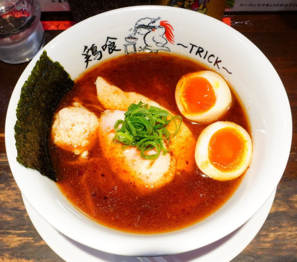 「味玉鶏と鰹の醤油らーめん＋エビス（中瓶）」@鶏喰～TRICK～の写真