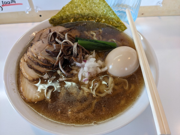 「醤油ラーメン(平打ち麺)+チャーシュー+味玉」@中華そば みなわの写真