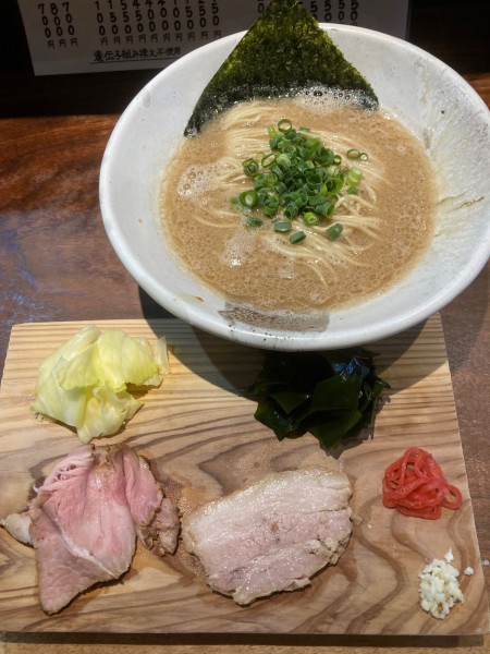 「岩中豚と博多地鶏で支えた吸収豚骨」@NATURAL TASTEの写真