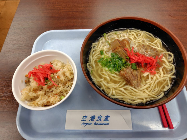 「ソーキそば+じゅーしー　800+170」@空港食堂の写真