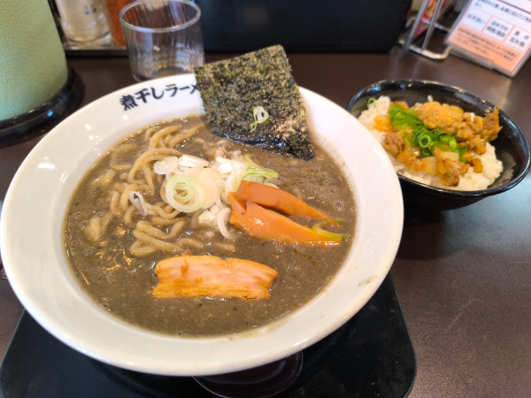 「極濃煮干し豚骨＋わさびチャーシュー丼」@煮干しラーメン山岡家 久喜店の写真