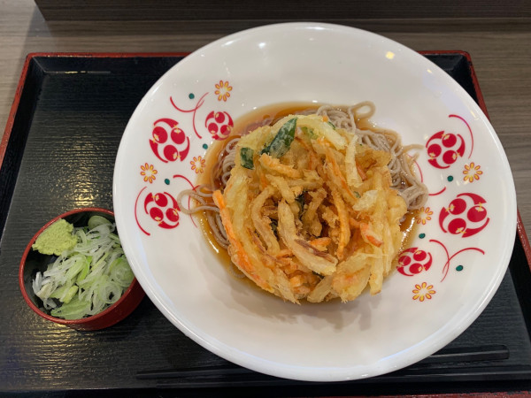 「冷しかき揚げそば」@いろり庵きらく ペリエ津田沼店の写真