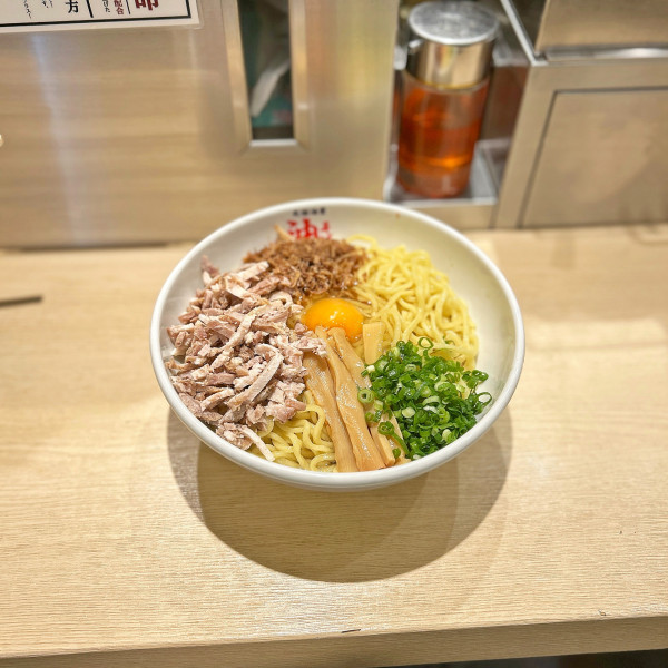 「油そば＋B（肉増し・フライドオニオン・全卵）」@元祖油堂 東京ラーメン横丁店の写真