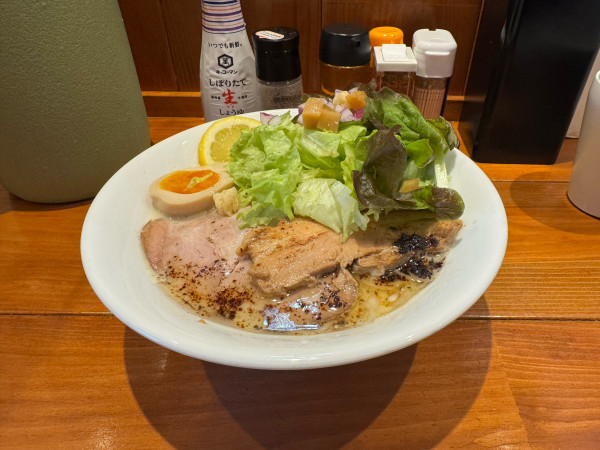 「【限定】牛骨白湯のくりーみーそば」@麺屋 真心の写真