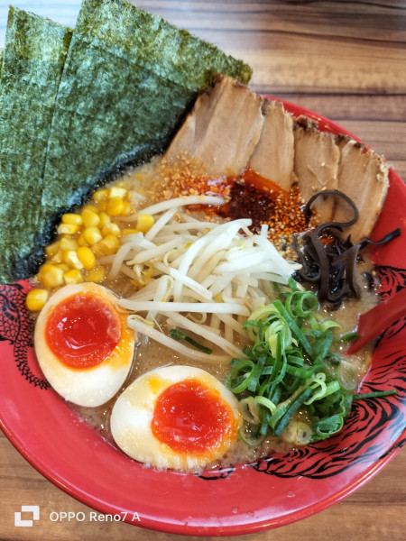 「全部乗せ背脂濃厚（縮れ麺）1350円」@ラー麺 ずんどう屋 羽村栄町店の写真