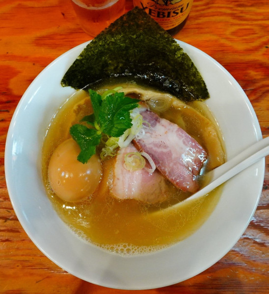 「味玉手揉み中華そば・塩＋エビス小瓶」@麺や晴心の写真