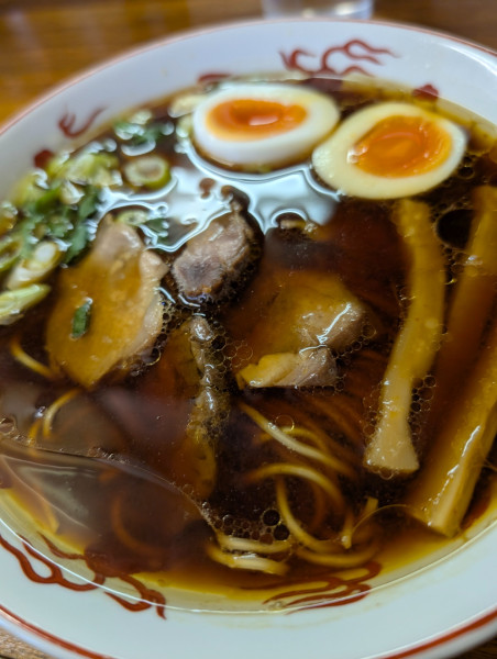 「中華そば醤油・半熟ゆで卵増し」@麺屋 晴レの写真