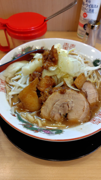 「ラーメン野菜普通、アブラマシ（950円）」@ぶっ豚 小田急相模原店の写真