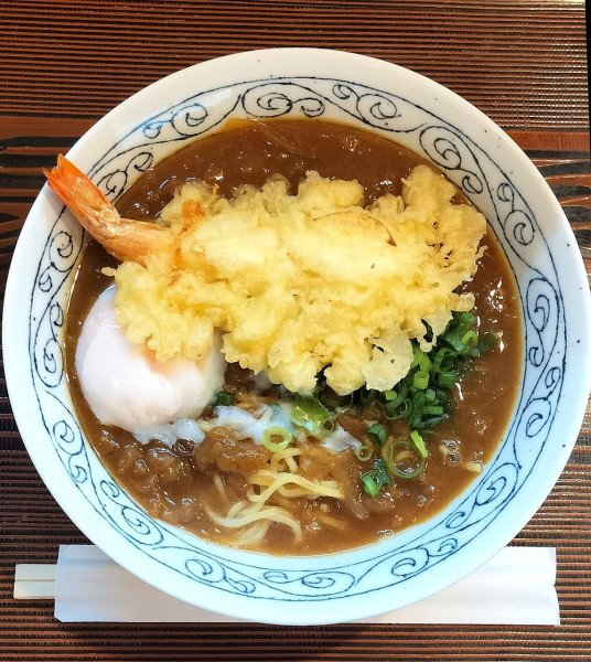 「カレー中華 900円+えび天ぷら 300円」@ながいきうどんの写真