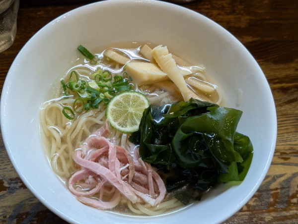 「冷やしイリコそばわかめ増し」@中華そば いぶきの写真