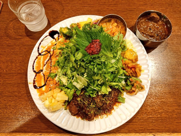 「3種盛りカレー、マトンルンダン、フォレスト盛り」@東京間借りカレー シモカワスパイス 新宿店の写真