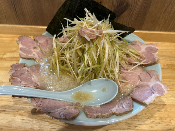 「ネギコテチャーシューメン　ネギ増し　カタコイオオ」@ラーメンショップ椿 新治店の写真