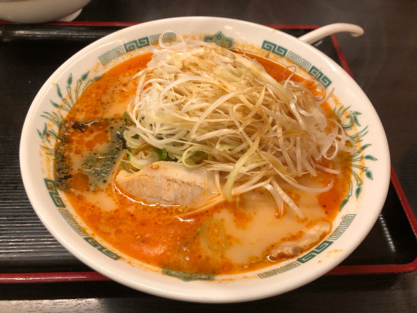 「ピリ辛とんこつネギラーメン」@日高屋 池袋東口駅前店の写真