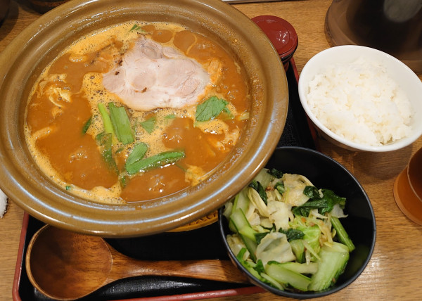 「モツカリーラーメン1280円＋たっぷり野菜(少なめ)120円」@ラーメン猪太の写真