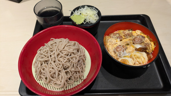 「【期間限定】ミニタコからねぎ玉丼セット」@名代 富士そば 飯田橋駅前店の写真