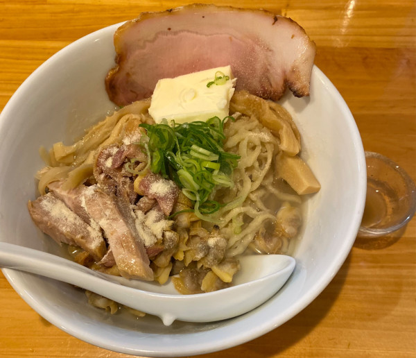 「【限定】浅利ガーリックバター混ぜそば　１３５０円」@川の先の上の写真