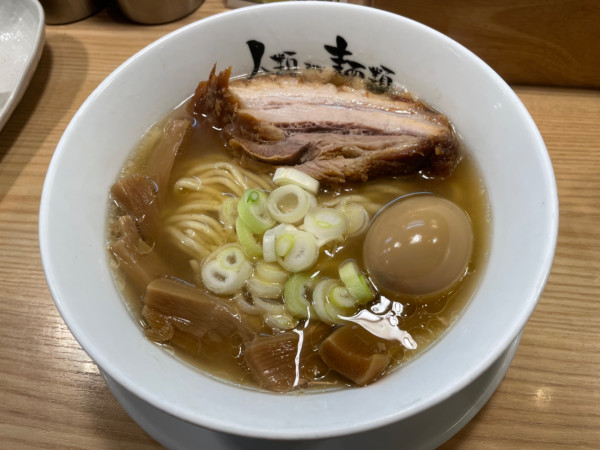 「らーめんmacro（厚切り）＋煮卵＋メンマ」@人類みな麺類の写真