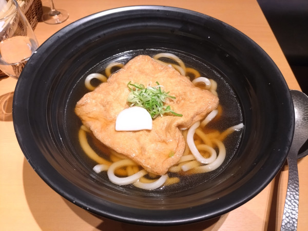 「大判きつねのおうどん980円」@麺匠の心つくし つるとんたん 羽田空港店の写真
