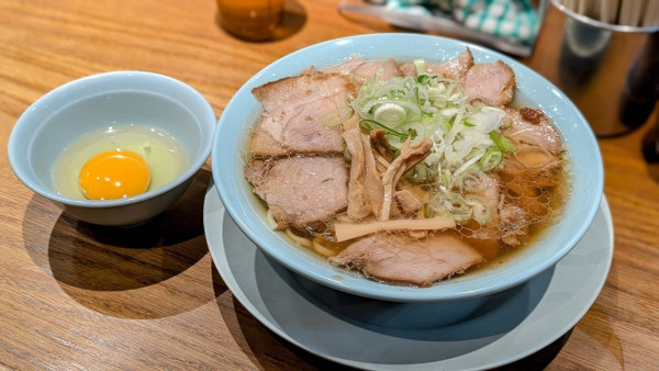 「中華そば＋生卵（900円＋100円）」@えっちゃんラーメン。の写真