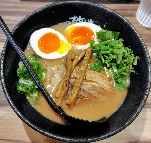 「豚骨と鰹の炙り豚らーめん 1100円」@麺や ふくわらいの写真