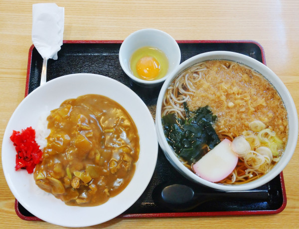 「カレーセット たぬきそば大（1,100円）＋生卵（50円）」@尾張屋の写真