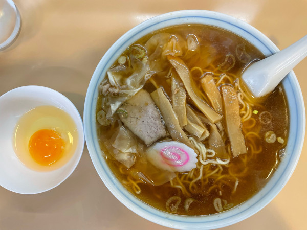 「ワンタン麺1.5玉¥950 生卵¥50」@大勝軒の写真