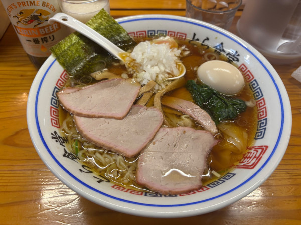 「キリン一番搾り大瓶〜焼豚ワンタン麺大盛半熟煮玉子刻みたまねぎ」@とら食堂の写真