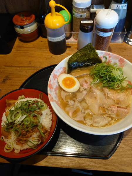 「白ラーメン中かた＋追い豚１２００円」@ラーメン さくらの写真