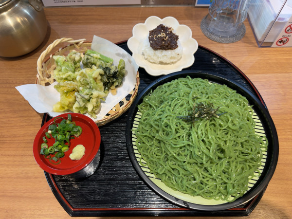 「限定麺『ふきのとうと野沢菜漬けの天ざるSoba』（1800円）」@鶏Soba Toraやの写真