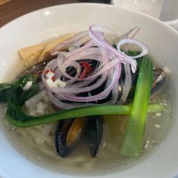 入荷時のみ数量限定・ムール貝潮ラーメン：1100円