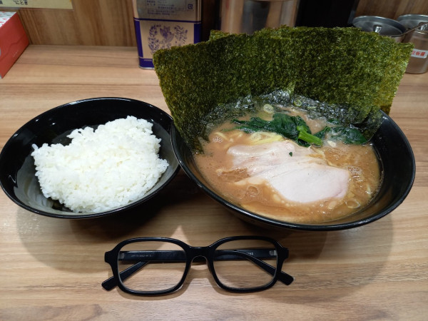 「ラーメン並(おおめ)のり100円・ライス食べ放題150円」@横浜ラーメン 響家の写真