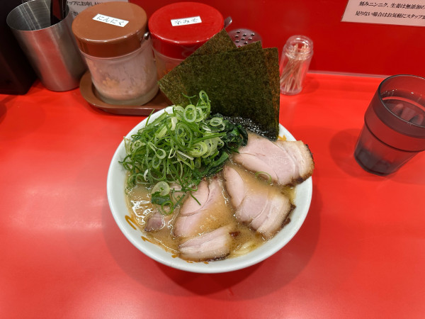 「チャーシュー麺（塩）＋九条ネギ」@ラーメン家 がんくろの写真
