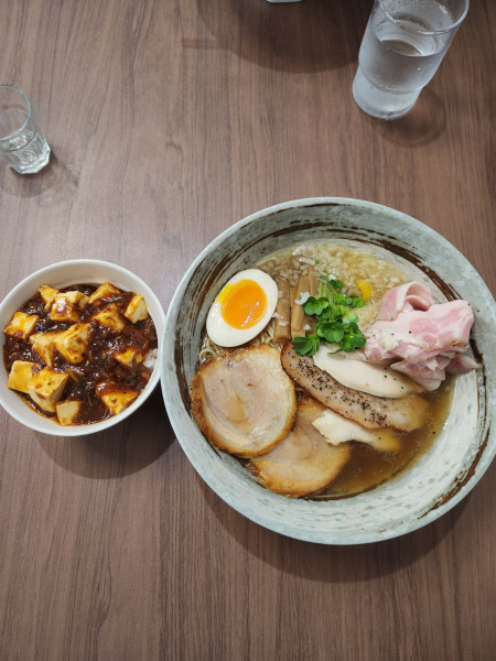 「特選あごだし麺と四川麻婆丼」@西山屋の写真