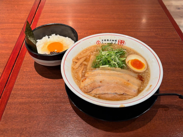 「特濃こってりらぁ〜めん 卵かけごはんセット」@京都熟成細麺 らぁ～めん京 ラーメンスクエア立川店の写真