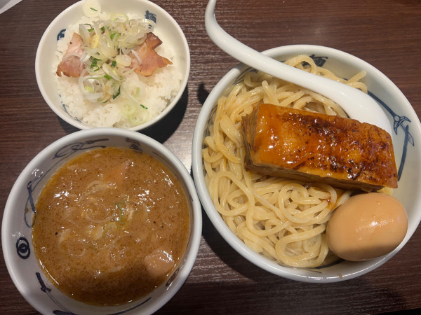 「武蔵濃厚つけ麺1450円+塩チャーシュー飯320円」@麺屋武蔵 浜松町店の写真