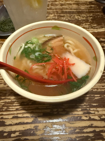 「沖縄そば（ハーフ）」@ナンクルナイサきばいやんせー さいたま新都心店の写真