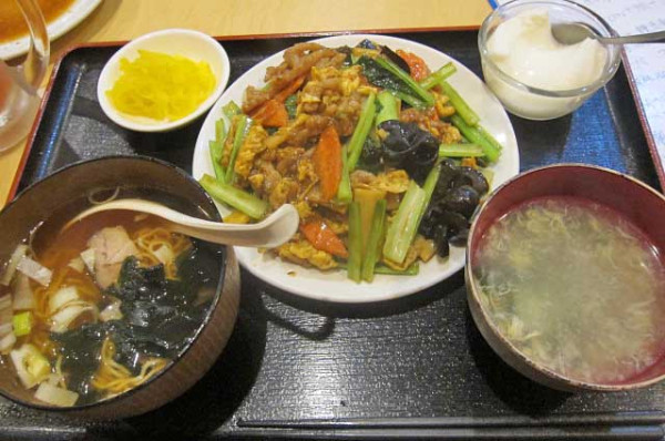「豚肉とキクラゲの玉子炒めの定食　850円＋半ラーメン200円」@花彫酒家の写真
