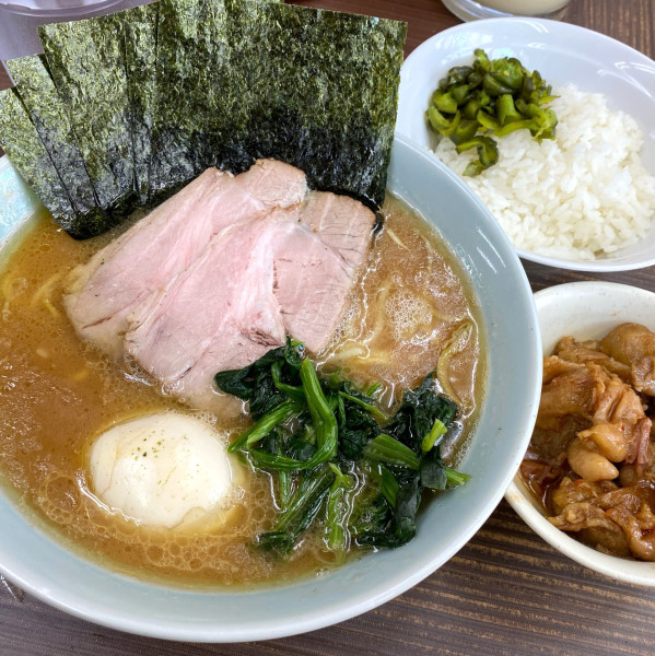 「特製らーめん950円＋半ライス50円」@横浜家系らーめん 武蔵家 川口店の写真